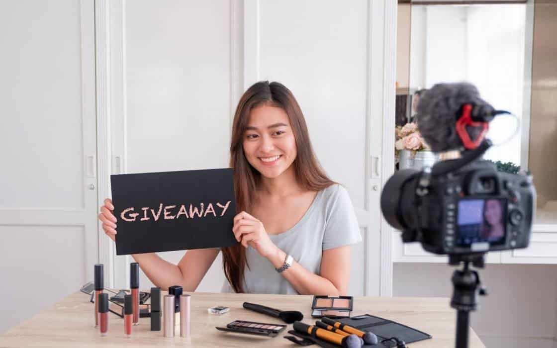 influencer-promoting-giveaways
